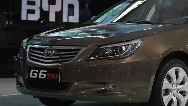 <p>
	Моделът BYD G6 TID по време на международно изложение. <em>Снимка: Ройтерс </em></p>
