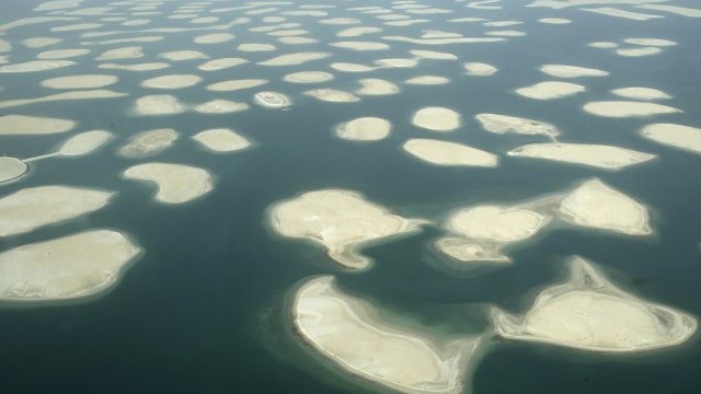 <p>
	Изкуствените острови от комплекса "Светът". Снимка: Ройтерс</p>
