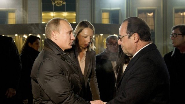 <p>
	Путин и Оланд по време на срещата им на летище Внуково-2. <em>Снимка: Ройтерс</em></p>
