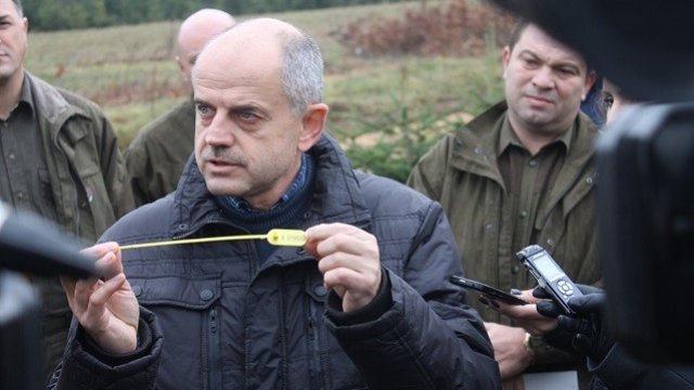 <p>
	Георги Костов показва пластината, с която тази година са маркирани коледните елхи. <em>Снимка: МЗХ</em></p>
