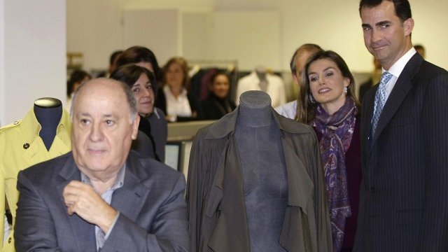 <p>
	Амансио Ортега (вляво) във фабрика на Inditex заедно с принцеса Летисия и принц Фелипе.<em> Снимка: Ройтерс</em></p>
