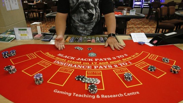 <p>
	Интересът към хазарта в Китай е голям, но през следващите години не се очакват нови зали. <em>Снимка: Ройтерс</em></p>
