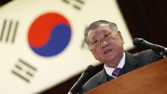 <p>
	Чун Монг-Ко по време на приветствието си. <em>Снимка: Ройтерс</em></p>
