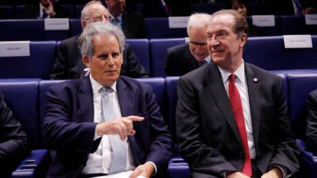 <p>
	Временният ръководител на МВФ Дейвид Липтън и президентът на СБ Дейвид Малпас по време на конференция в Париж, посветена на 75-годишнината на Бретън-Уудската система.<em> Снимка: Ройтерс</em></p>
