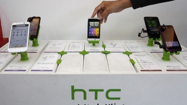 <p>
	HTC се надява скоро да спечели отново симпатиите на потребителите. <em>Снимка: Ройтерс</em></p>
