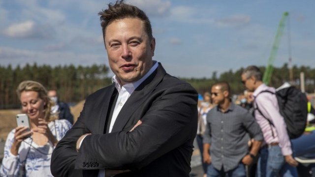<p>
	Илон Мъск при свое посещение в Германия. <em>Снимка: Bloomberg LP</em></p>
