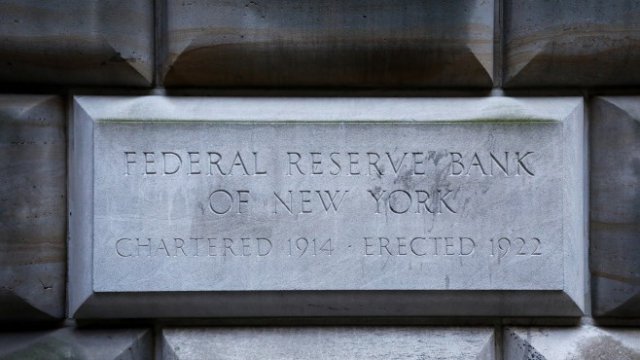 Фед иска да позволи на икономиката да поеме въздух, ако се разхълца