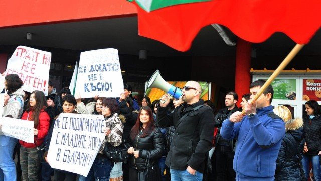 <p>
	<em>Протест на служители на &quot;Пикадили&quot; във Варна. Снимка: Пламен Гутинов, агенция &quot;Черно море&quot;</em></p>
