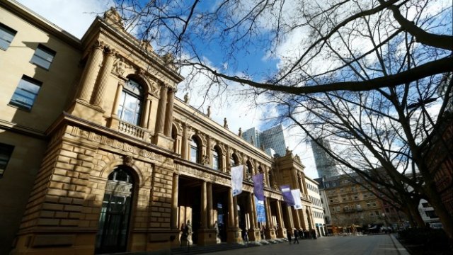 <p>
	Сградата на фондовата борса във Франкфурт. <em>Снимка: Ройтерс</em></p>
