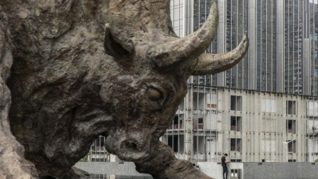 <p>
	Бикът пред борсата в Шанхай. <em>Снимка: Bloomberg L.P.</em></p>
