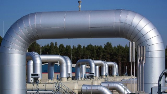 <p>
	Тръбопроводи на компресорната станция Radeland 2 на Европейската газова тръбопроводна връзка, част от &bdquo;Северен поток 2&ldquo;. <em>Снимка: Krisztian Bocsi / Bloomberg</em></p>
