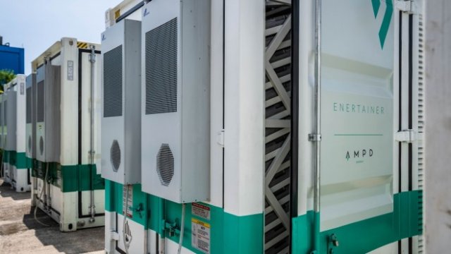 <p>
	Литиево-йонни батерии на Ampd Energy Ltd в Хонконг. <em>Снимка: &nbsp;Lam Yik/Bloomberg</em></p>
