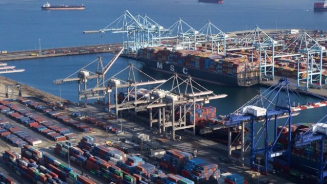 <p>
	Вносът на страната е достигнал рекордната сума от 3,387 трилиона долара, подпомогнат от вноса на суровини и материали за промишлеността, който е бил на най-високото си ниво от 2014 г. насам.<em> Снимка: Bloomberg L.P.</em></p>
