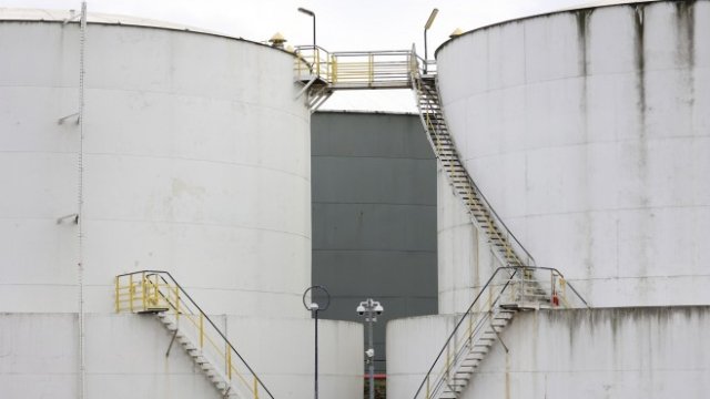 <p>
	Медианните очаквания от анкета на Bloomberg са Администрацията за енергийна информация да съобщи за понижение от 1,5 млн. барела на щатските резерви на суров петрол.<em> Снимка: Bloomberg L.P.</em></p>
