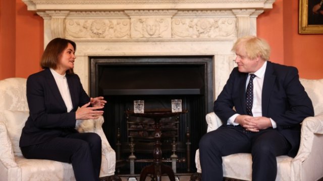 <p>
	Тихановска и Борис Джонсън в Лондон. <em>Снимка: Bloomberg</em></p>
