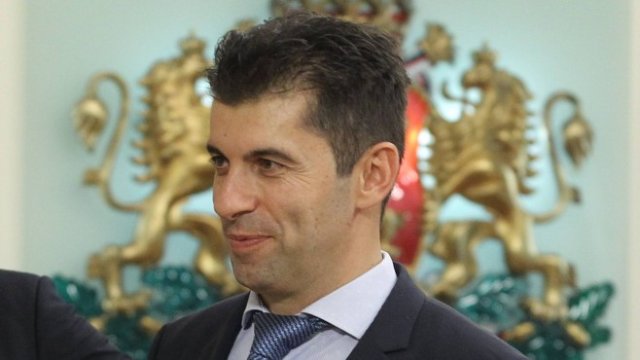 <p>
	Икономическият служебен министър Кирил Петков по време на днешната среща при президента.<em> Снимка: Димитър Кьосемарлиев, Investor Media Group</em></p>
