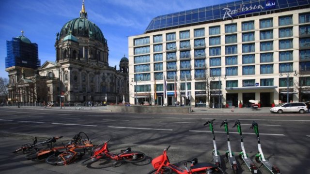 <p>
	&nbsp;Кетърингът и хотелите ще пострадат най-силно. <em>Снимка: Krisztian Bocsi/Bloomberg</em></p>
