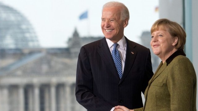 <p>
	Меркел (вдясно) и Байдън се срещнаха в Берлин през 2013 г., както и две години по-късно в Мюнхен. Снимка:&nbsp;&nbsp;EPA/MAURIZIO GAMBARINI</p>
