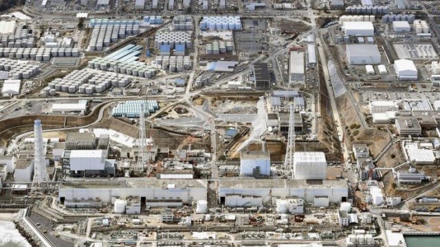 <p>
	Според генералния директор на "Росатом" Сергей Кириенко индустрията се възстановява до нивата преди фаталния инцидент във Фукушима. <em>На снимката: пометената от цунамито от март 2015 г. АЕЦ "Фукушима" в Япония. Архив, Ройтерс</em></p>
