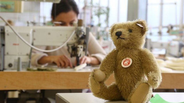 <p>
	Шивачка във фабрика за играчки в Гиенген ан дер Бренц. <em>Снимка: Getty Images News</em></p>
