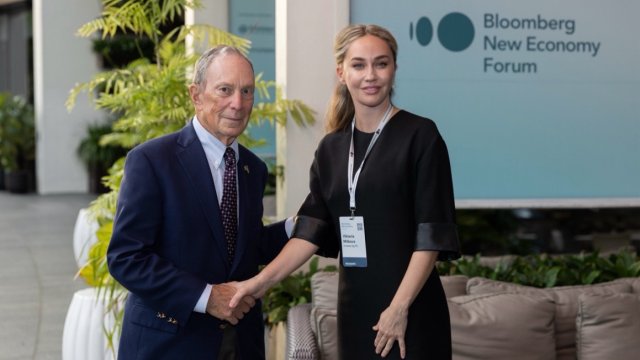 Виктория Миткова&nbsp;и Майкъл БлумбъргСнимка: Investor Media Group