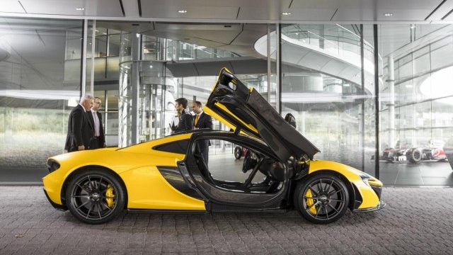 <p>
	<em>Първият произведен McLaren P1. Снимка: McLaren </em></p>
