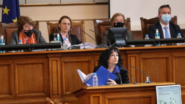 <p>
	Министърът на енергетиката в оставка Теменужка Петкова защити решенията за смени на директори в енергетиката. <em>Снимка: БГНЕС/БЛАГОЙ КИРИЛОВ</em></p>
