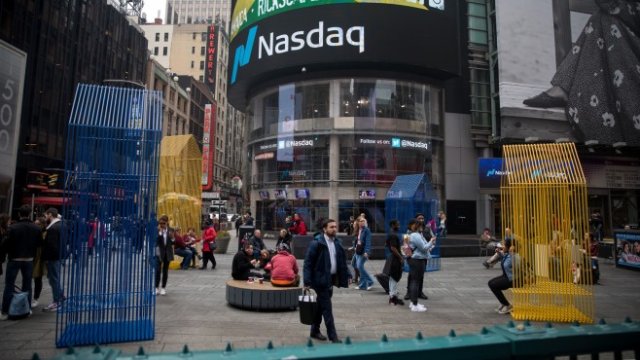 <p>
	Борсата NASDAQ, близо до Таймс Скуеър в Ню Йорк, на която се търгуват много технологични компании.<em> Снимка: Bloomberg</em></p>
