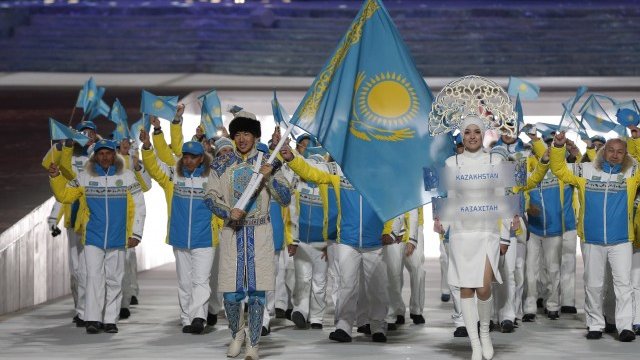<p>
	Отборът на Казахстан при откриването на игрите. <em>Снимка: архив Ройтерс</em></p>
