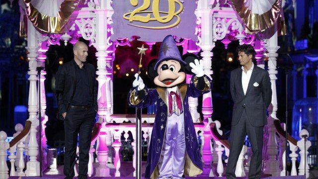 <p>
	Царството на Мики в Париж стана на 20 години. <em>Снимка: Ройтерс</em></p>
