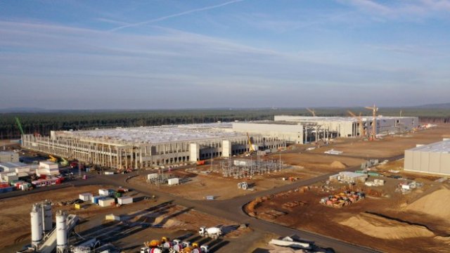 <p>
	Строящият се завод на Tesla в Германия. <em>Снимка:&nbsp;Liesa Johannssen-Koppitz/Bloomberg</em></p>
