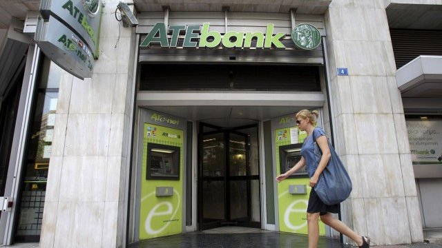 <p style="margin-bottom: 0cm">
	Клон на&nbsp; <span lang="bg-BG">ATEbank</span> в Атина. <em>Снимка: Архив Ройтерс</em></p>

