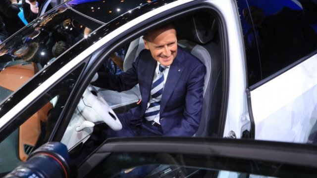 <p>
	<em>Главният изпълнителен директор на Volkswagen Херберт Дийс. Снимка: Bloomberg L.P.</em></p>
