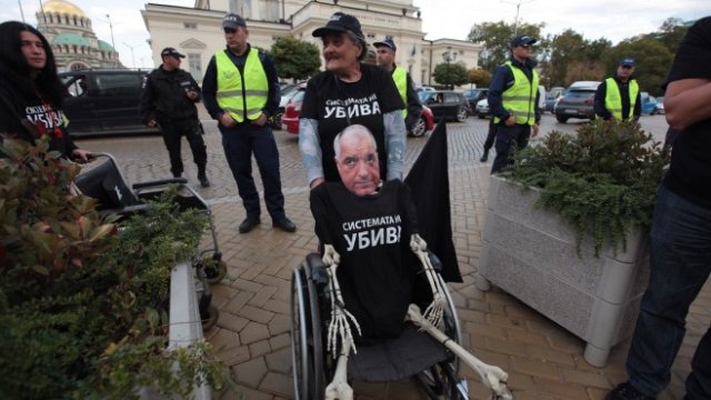 <p>
	<em font-size:="" pt="" style="color: rgb(102, 102, 102); font-family: ">Майките на деца с увреждания излязоха отново на протести. </em><em font-size:="" pt="" style="color: rgb(102, 102, 102); font-family: ">Снимка: Димитър Кьосемарлиев, Investor Media Group</em></p>
