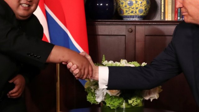 <p>
	Ръкостискане, което се чакаше от целия свят. <em>Снимка: Ройтерс</em></p>
