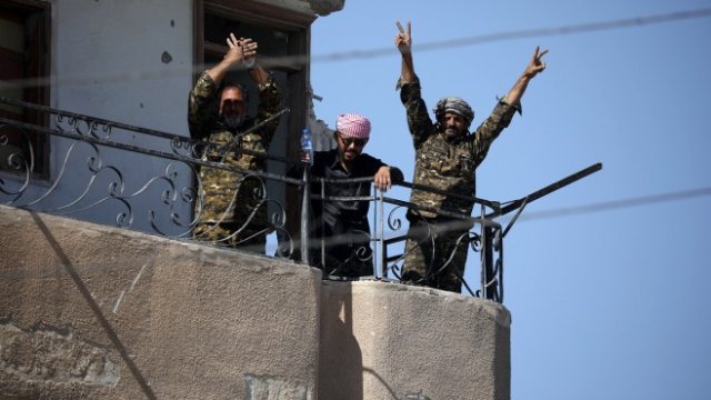 <p>
	Сирийски бойци след прогонването на ИДИЛ от Ракка. <em>Снимка: Ройтерс</em></p>
