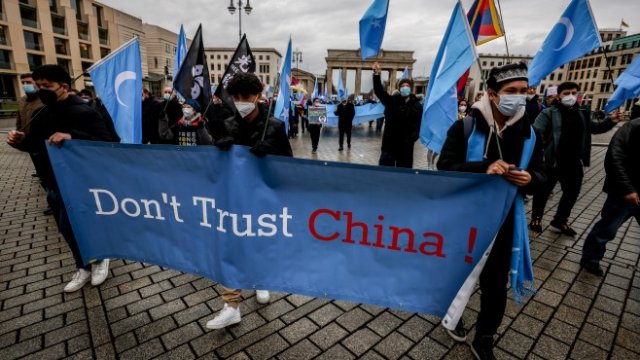 <p>
	Членове на World Uyghur Congress на протест в Берлин срещу домакинството на Китай на Олимпиадата. <em>Снимка: EPA/SEDAT SUNA</em></p>
