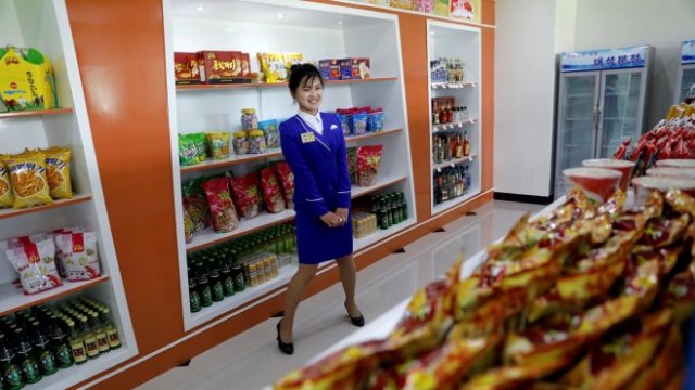 <p>
	Магазин в Северна Корея. <em>Снимка: Архив Ройтерс</em></p>
