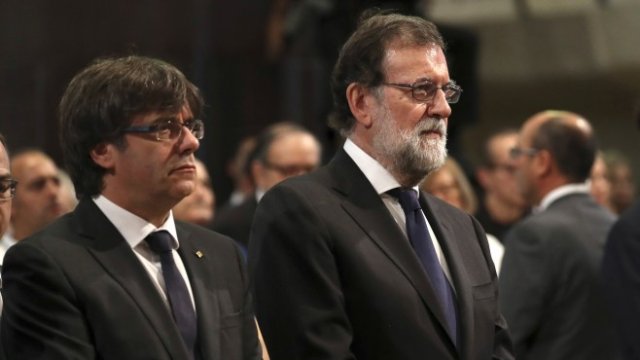 <p>
	Испанският премиер Мариано Рахой и каталунският регионален президент Карлес Пучдемон (вляво). <em>Снимка: Ройтерс</em></p>
