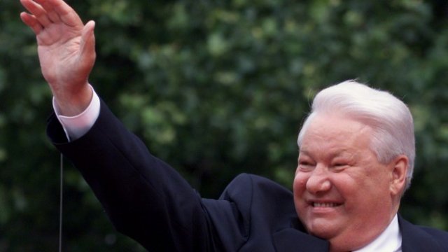 <p style="margin-bottom: 0cm; line-height: 100%">
	Руският президент Борис Елцин приветства тълпата при пристигането си на срещата на върха на Г-8 в Кьолн на 20 юни 1999 г. <em>Снимка: архив Ройтерс</em></p>
