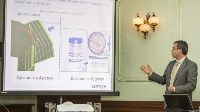 <p>
	Гийом Жефроа представя модел на сероочистваща инсталация. <em>Снимка:&nbsp;"Алстом"&nbsp;</em></p>
