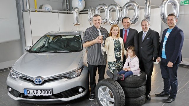 <p>
	Снимки: Toyota, Lexus, Volkswagen</p>
