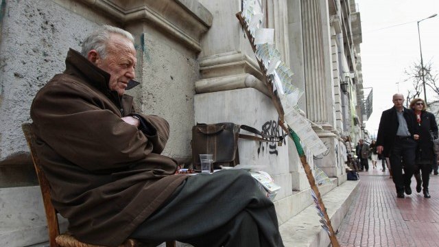 <p>
	Гръцки пенсионер продава билети за лотарията в Атина. Снимка: Ройтерс</p>
