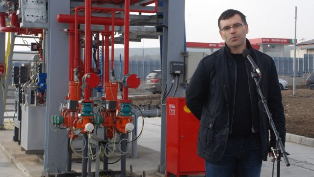 <p>
	Симеон Дянков при откриването на новопостроена петролна база в гр. Бяла.<em> Снимка: БТА</em></p>
