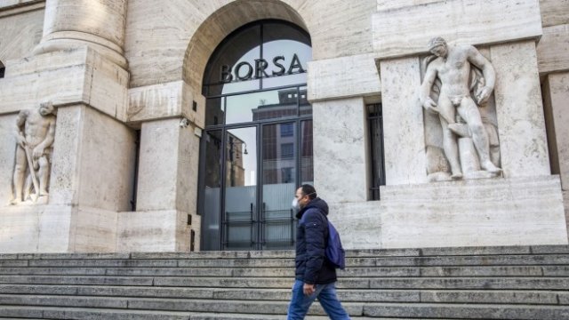 <p>
	Входът на италианската фондова борса в Милано. <em>Снимка: Francesca Volpi/Bloomberg</em></p>
