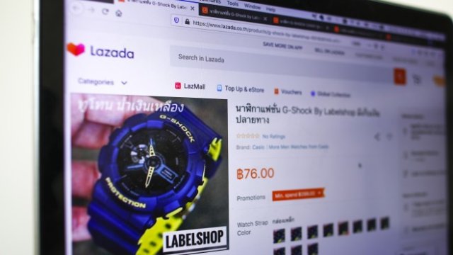 <p>
	Интернет сайтовете са манна небесна за фалшификатите. <em>Снимка: EPA/DIEGO AZUBEL</em></p>
