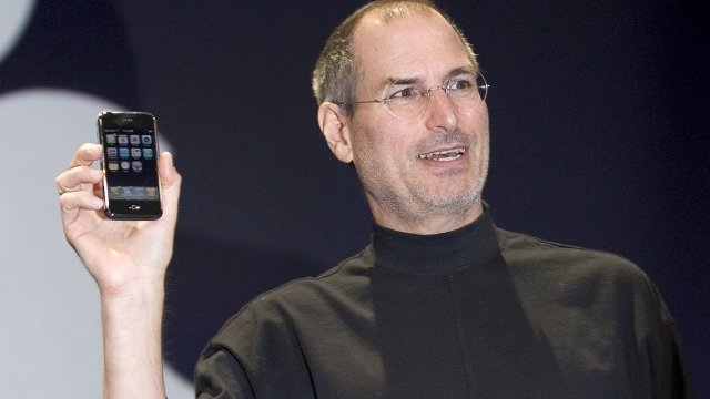 <p>
	Стив Джобс представя първия&nbsp;iPhone в Калифорния.<em> Снимка: Getty Images</em></p>
