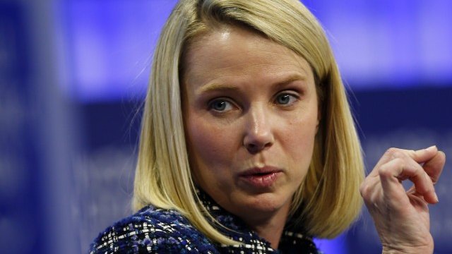 <p>
	Сякаш самата Мариса Майер показва - Yahoo не струва нищо...&nbsp;<em>Снимка: Ройтерс</em></p>
