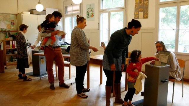 <p>
	Швейцарци гласуват на референдума в неделя.&nbsp;<em>Снимка: Ройтерс</em></p>
