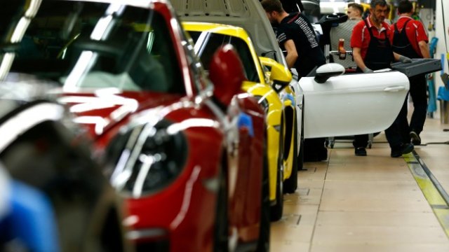 <div>
	<div data-qa-component="item-story" data-rc-highlight="story" dir="auto">
		Служители на Porsche в завод на компанията в Щутгарт. <em>Снимка: Ройтерс</em></div>
</div>
